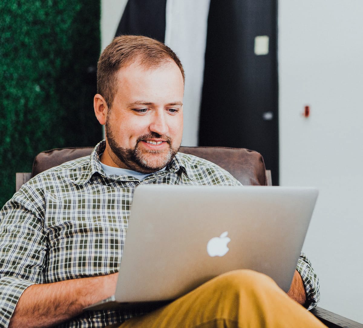 Homeowner scheduling an official quote on a laptop
