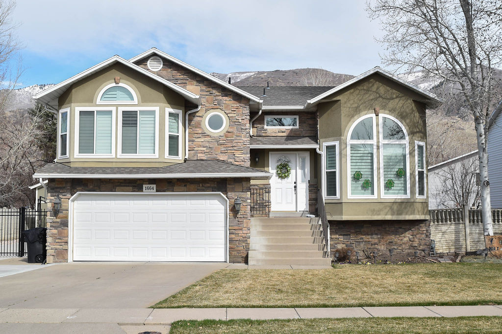 Signs you need a window replacement. Home with new windows.