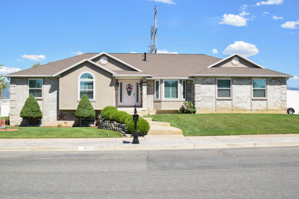 Window replacement in Clinton Utah. Energy Efficient triple pane windows. Showing the entire house.