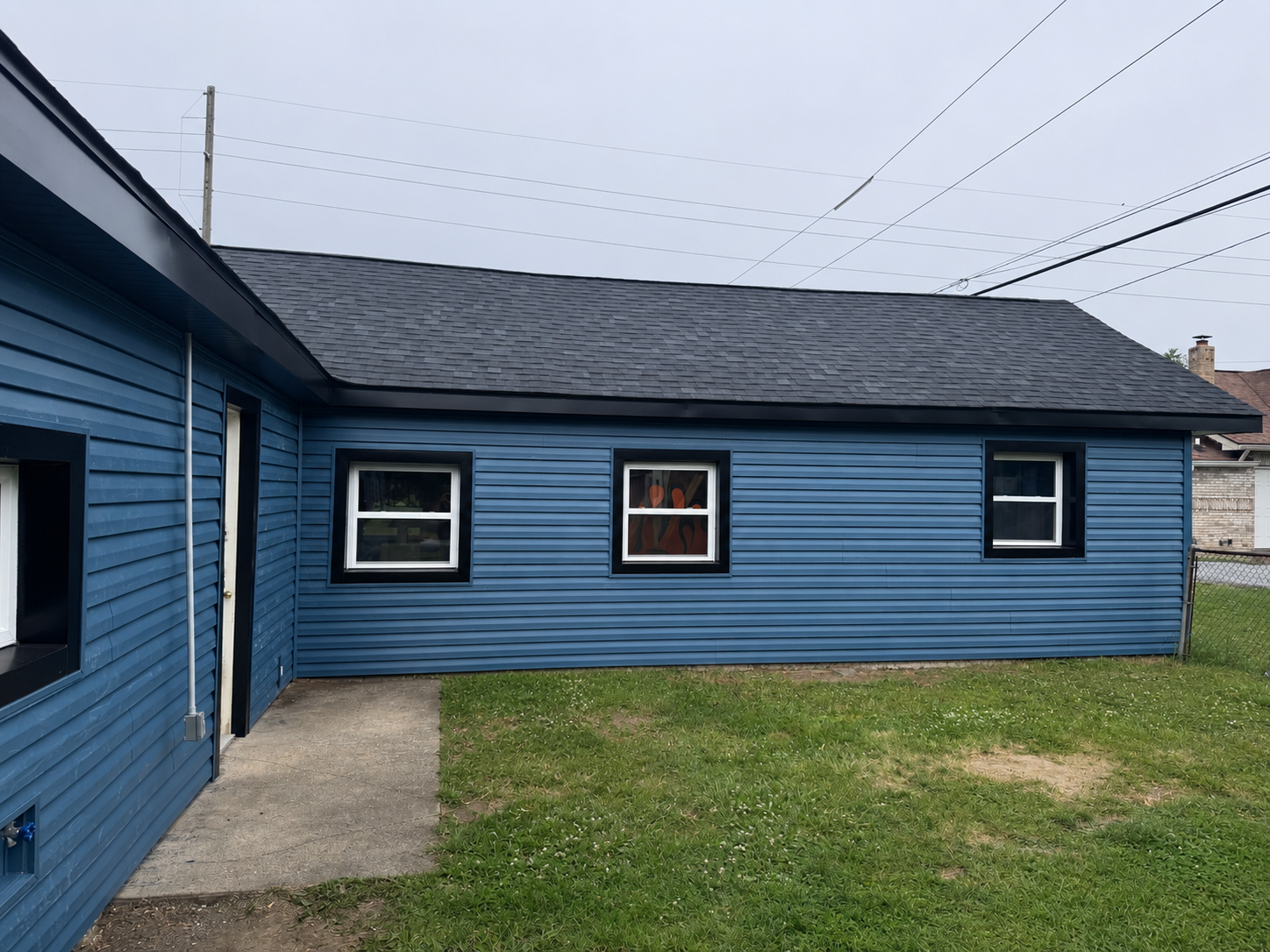 Side elevation after Indianapolis siding replacement with Laguna Blue Charter Oak siding